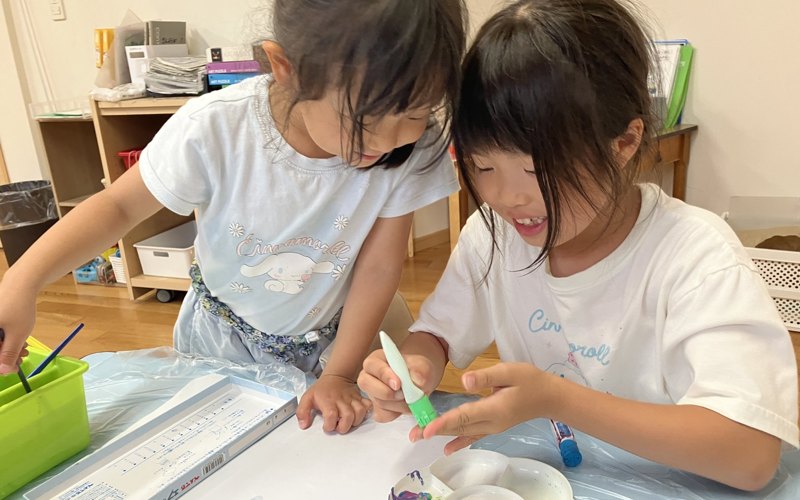 協力して勉強にのぞむ生徒たち
