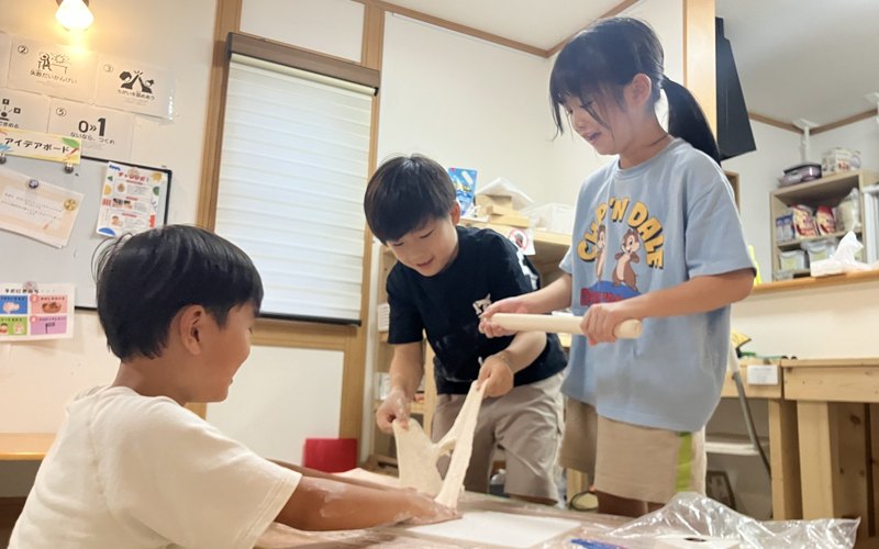 協力して作業する生徒たち